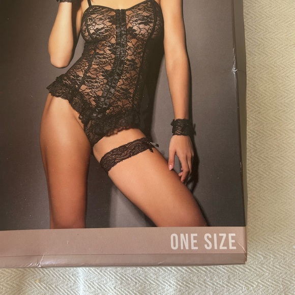 Black Lace Lingerie Set - Picture 2 of 5